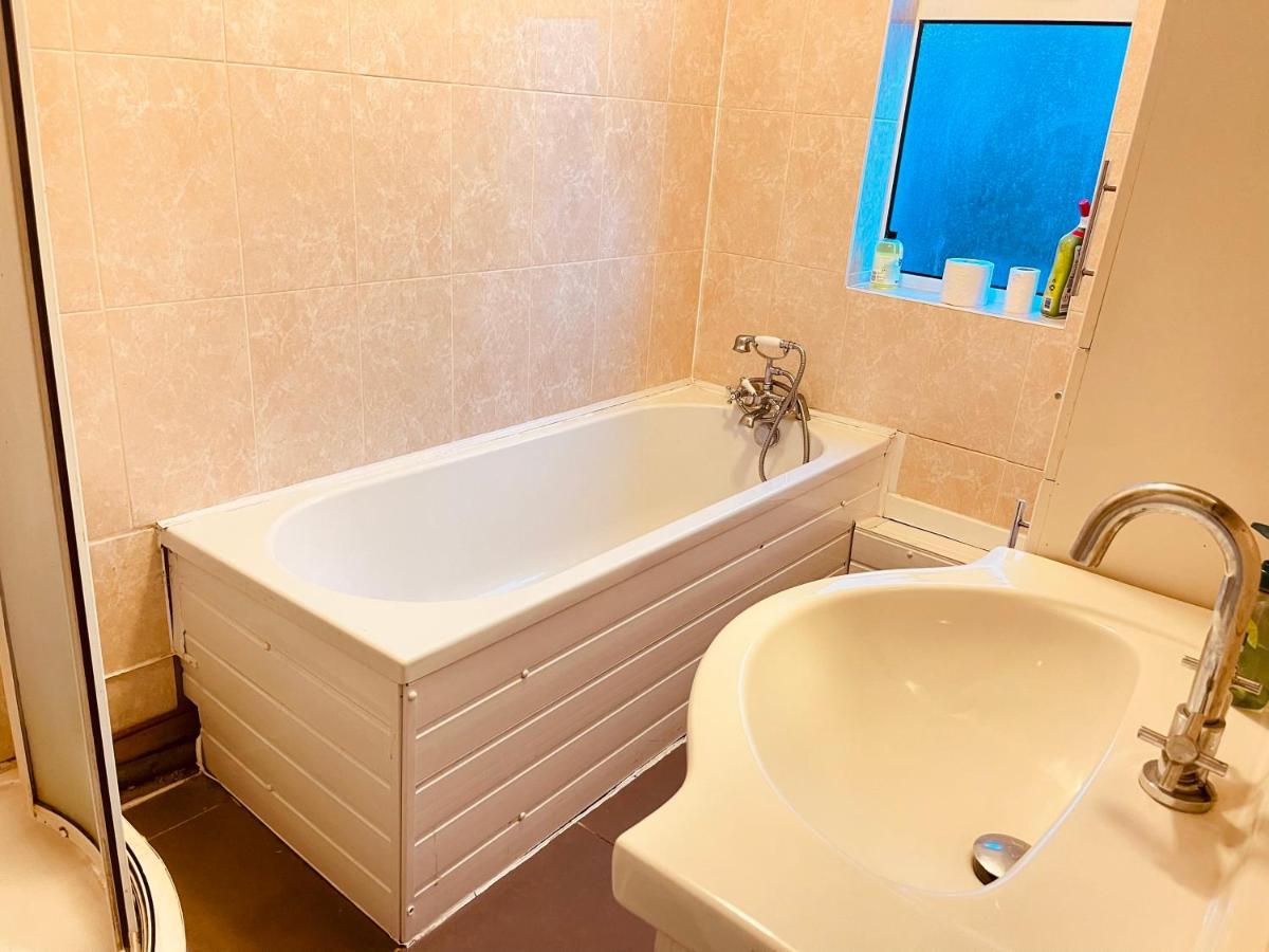 3 Bedroom Holiday House,Close To M6-Express Way To Centre Birmingham Buitenkant foto